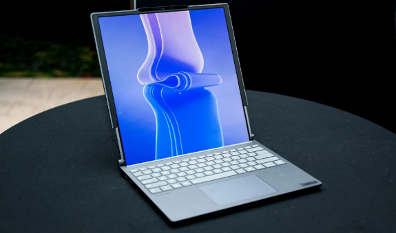 Lenovo 推出可捲式螢幕筆記型電腦：筆電螢幕變大，只需一鍵！