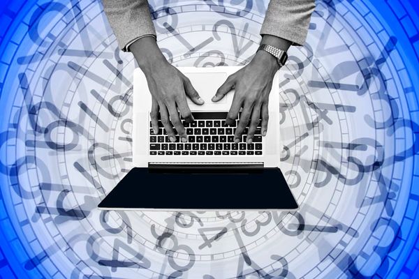 AI 菁英週工時飆破 100 小時：科技巨頭與新創全面開打「AI 軍備競賽」