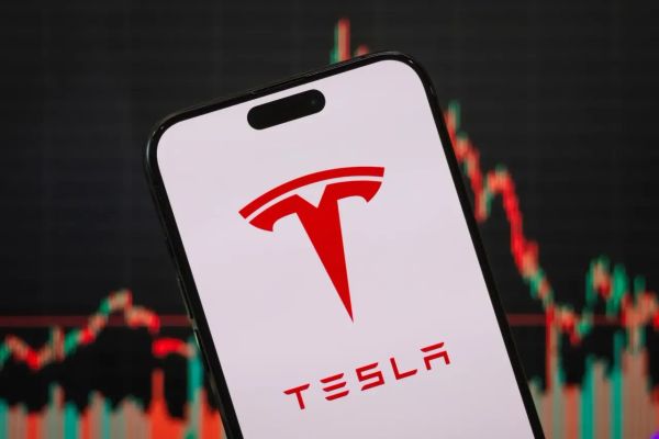 Nvidia 掰了！Tesla Dojo 3 驚艷亮相：Elon Musk 實現 0% 依賴，AI5 晶片奪回算力主權