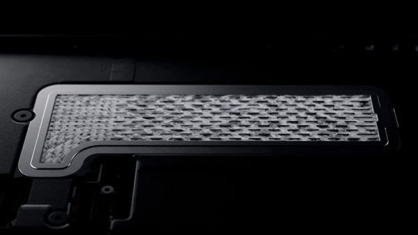 iPhone 17 Pro 內部均熱板散熱元件特寫