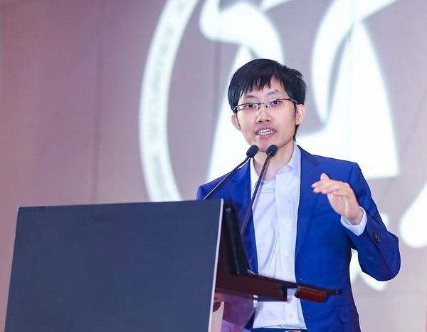DeepSeek 創辦人稱 NVIDIA「自掘墳墓」？華為晶片、CUDA 護城河與中國 AI 算力真相