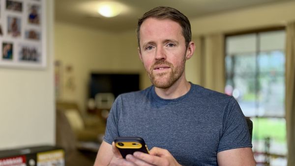Andrew 手持手機，說明 AI Agent 預約健身課後意外更動候補名單的事件