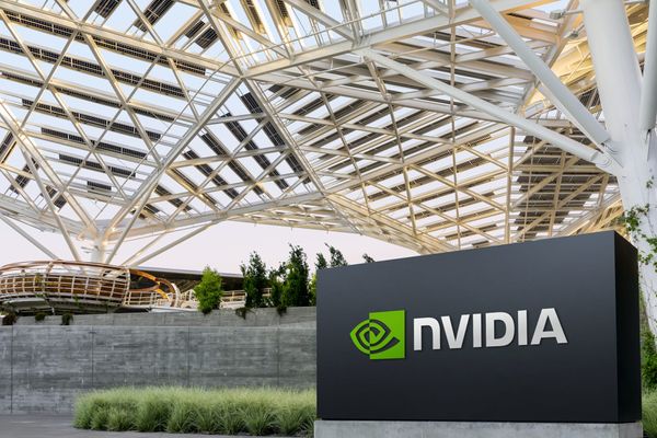 NVIDIA 總部園區入口與 NVIDIA 標誌