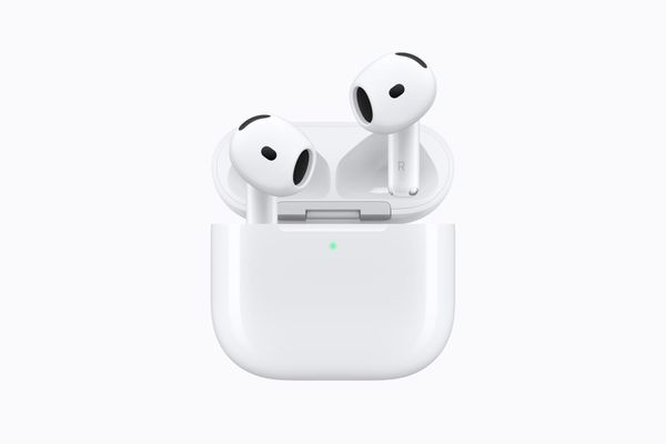白色 AirPods 5 耳機與開蓋充電盒