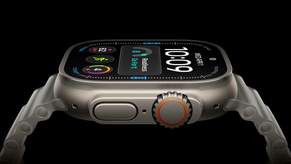 Apple Watch Ultra 4 鈦金屬機身側面與 Readiness 錶面