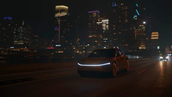 特斯拉 Cybercab 無方向盤無人計程車於德州奧斯汀街頭展開蝶翼門實車照片