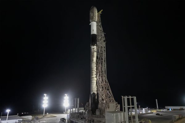 SpaceX Falcon 9 火箭在范登堡太空軍基地發射台待命，準備執行 USSF-385 任務