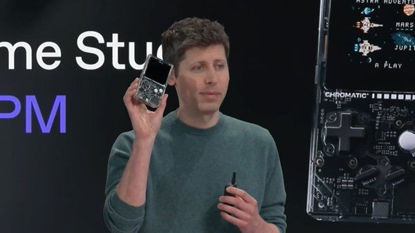 ModRetro 官方公告圖片：Sam Altman 展示 Chromatic 掌機。