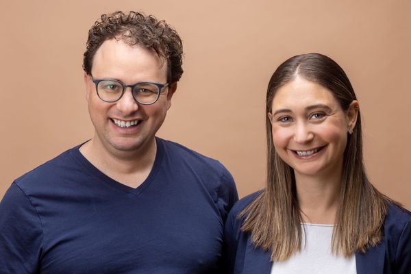 Anthropic 官方媒體照片：共同創辦人 Dario Amodei（左）與 Daniela Amodei（右）