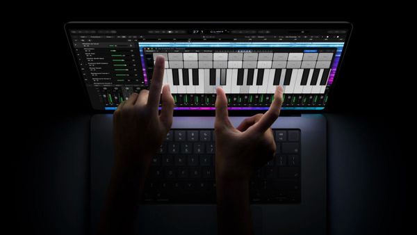 Apple 官方影片畫面：雙手在 MacBook Pro 螢幕上彈鋼琴