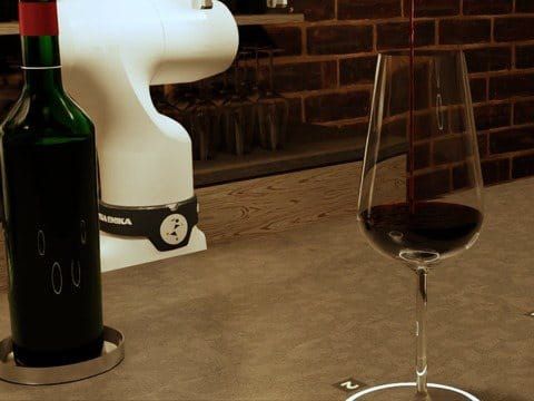RoboWorld模擬場景中，白色機械手臂與酒瓶、酒杯位於桌面