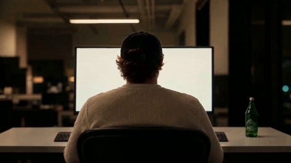 HyperFrames 官方 Computer Use 影片封面，一名使用者坐在桌前面向螢幕。