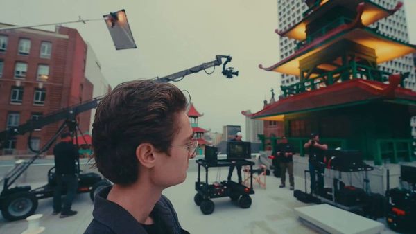 Luke Igel 官方 Kino 介紹影片封面，講者站在街景與拍攝設備前。
