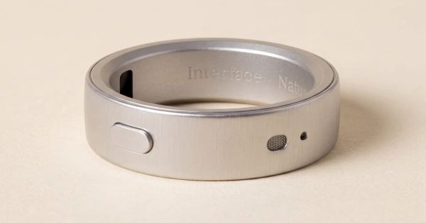 Natura Interface 官方銀色戒指外觀，戒身有按鈕與麥克風開孔