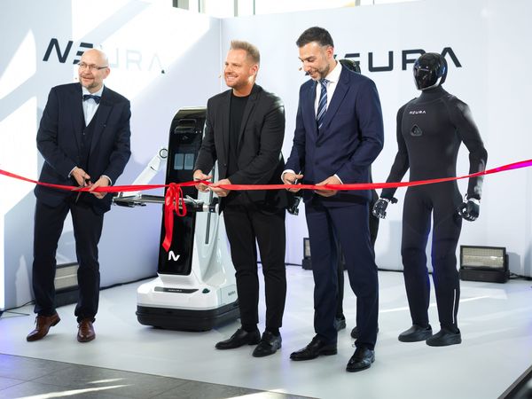 TUM RoboGym 開幕剪綵，右側為穿黑色織物外皮的 4NE1 Gen 4