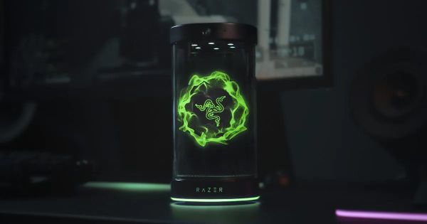 Razer AVA 桌上全像投影裝置的官方宣傳照，圓柱形透明裝置中顯示綠色 Razer 標誌