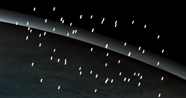 Google 官方影片畫面：Project Suncatcher 衛星群飛過地球邊緣的示意動畫