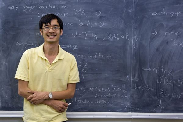 陶哲軒在黑板旁，UCLA 官方新聞室 2009 年照片