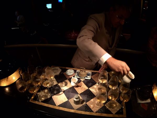 グラス vs 磁器：ワイングラスでお茶を飲むと味は変わるのか？