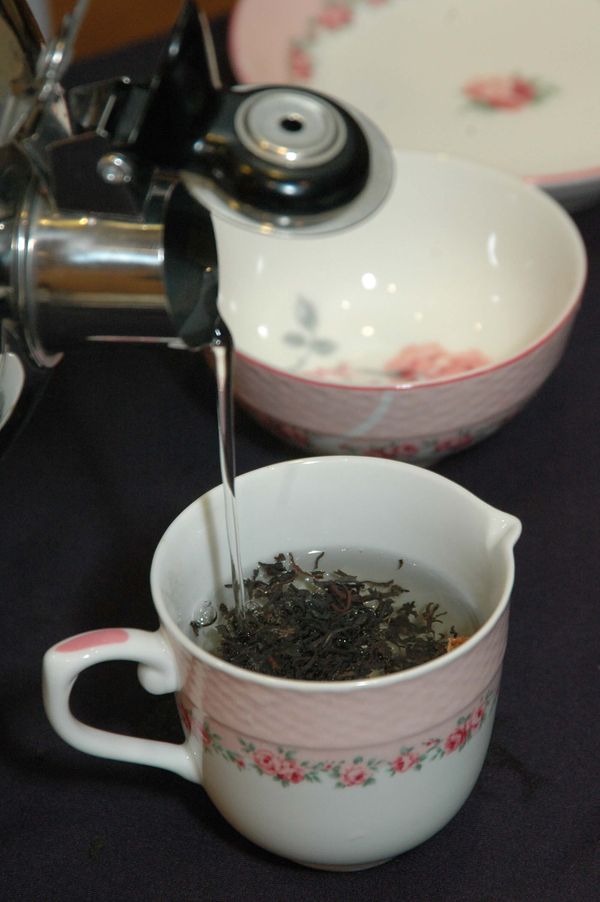 茶館からTea Houseへ：東西の茶文化が交差した歴史の軌跡