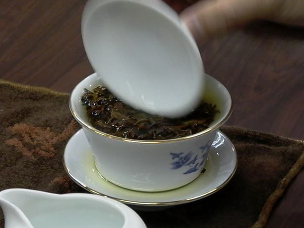 磁器スプーン一本でお茶が試せる