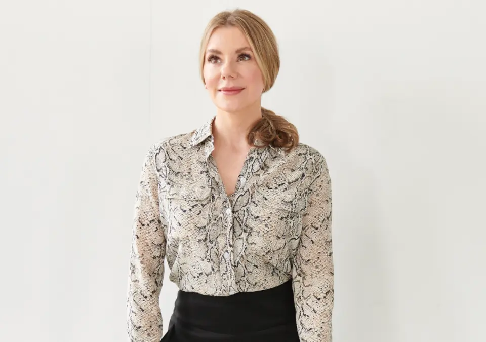 Jennifer Hanway, metabolic health and beauty expert, standing by a white wall.