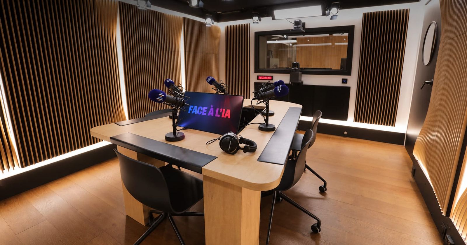 Le studio de tournage de Face à l’IA, table de débat et micros