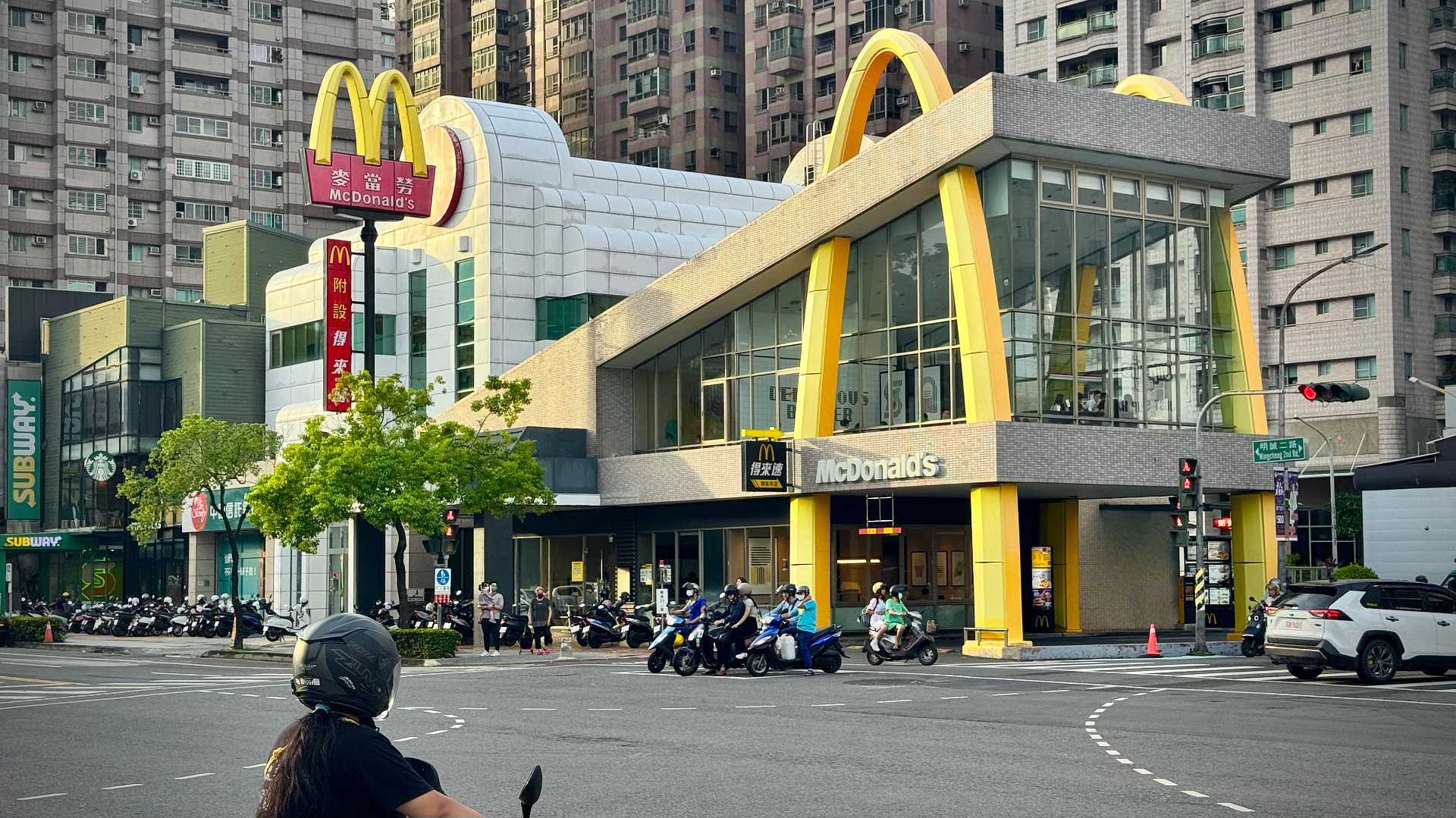 An avante-garde McDonald’s in Kaohsiung, Taiwan. The upper floor, clad in glass, is supported by two huge golden arches.