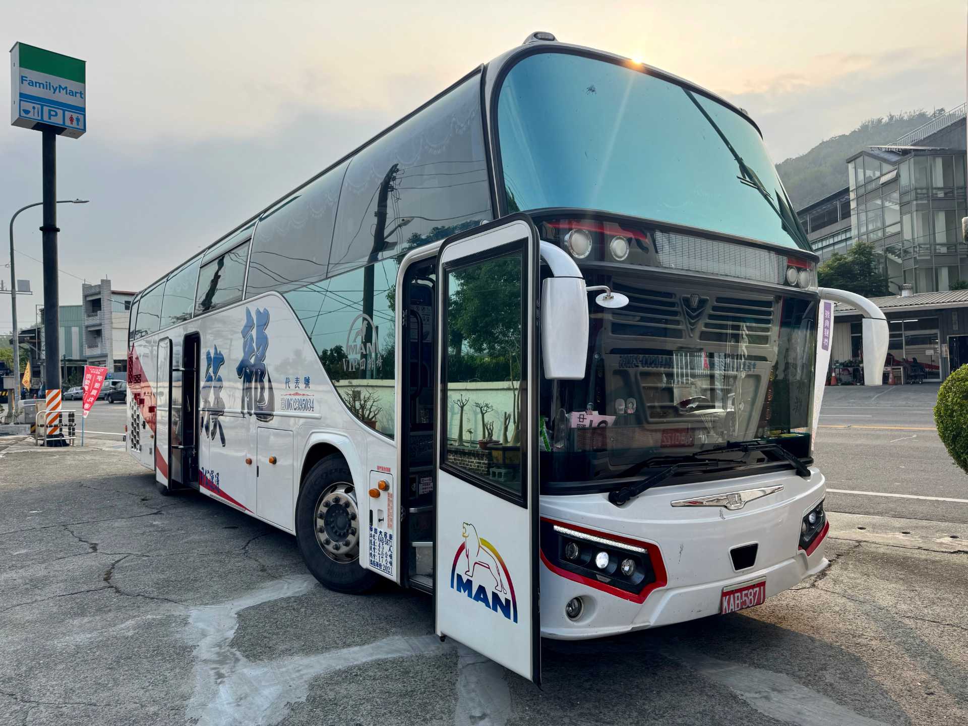 Exterior of a high-deck Taiwanese tour bus.