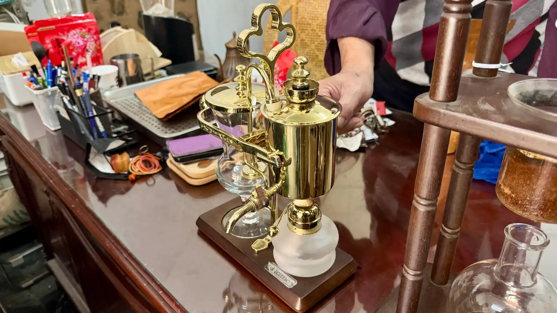 A brass and glass antique Belgian Royal Balance Siphon in mint condition.