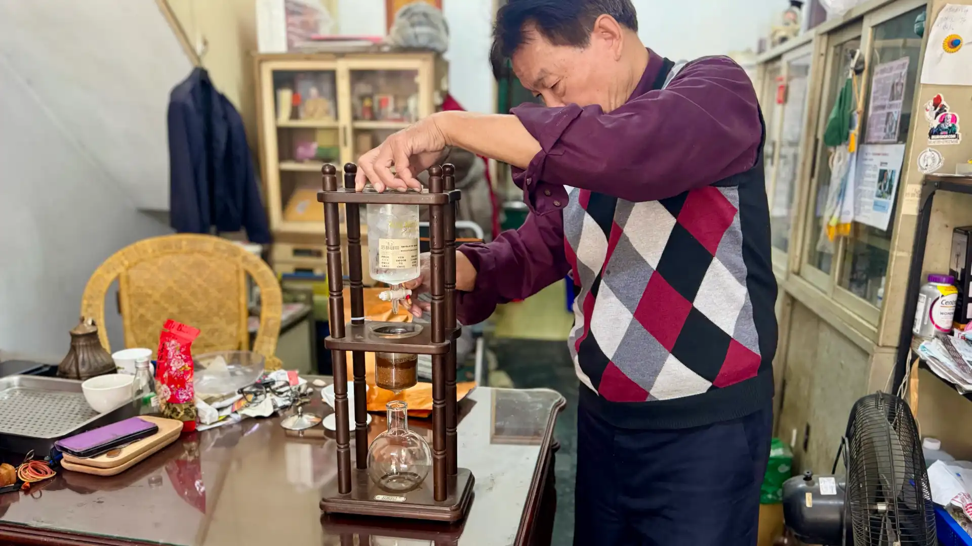 Master Li, of Hou Yun Coffee Roastery, using an ice drip contraption to brew ice drip coffee.