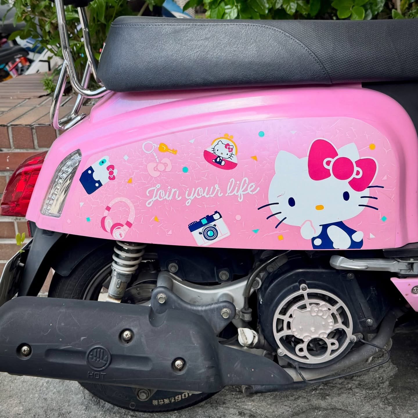 A pink scooter with Hello Kitty and the words “Join your life” printed on the side.