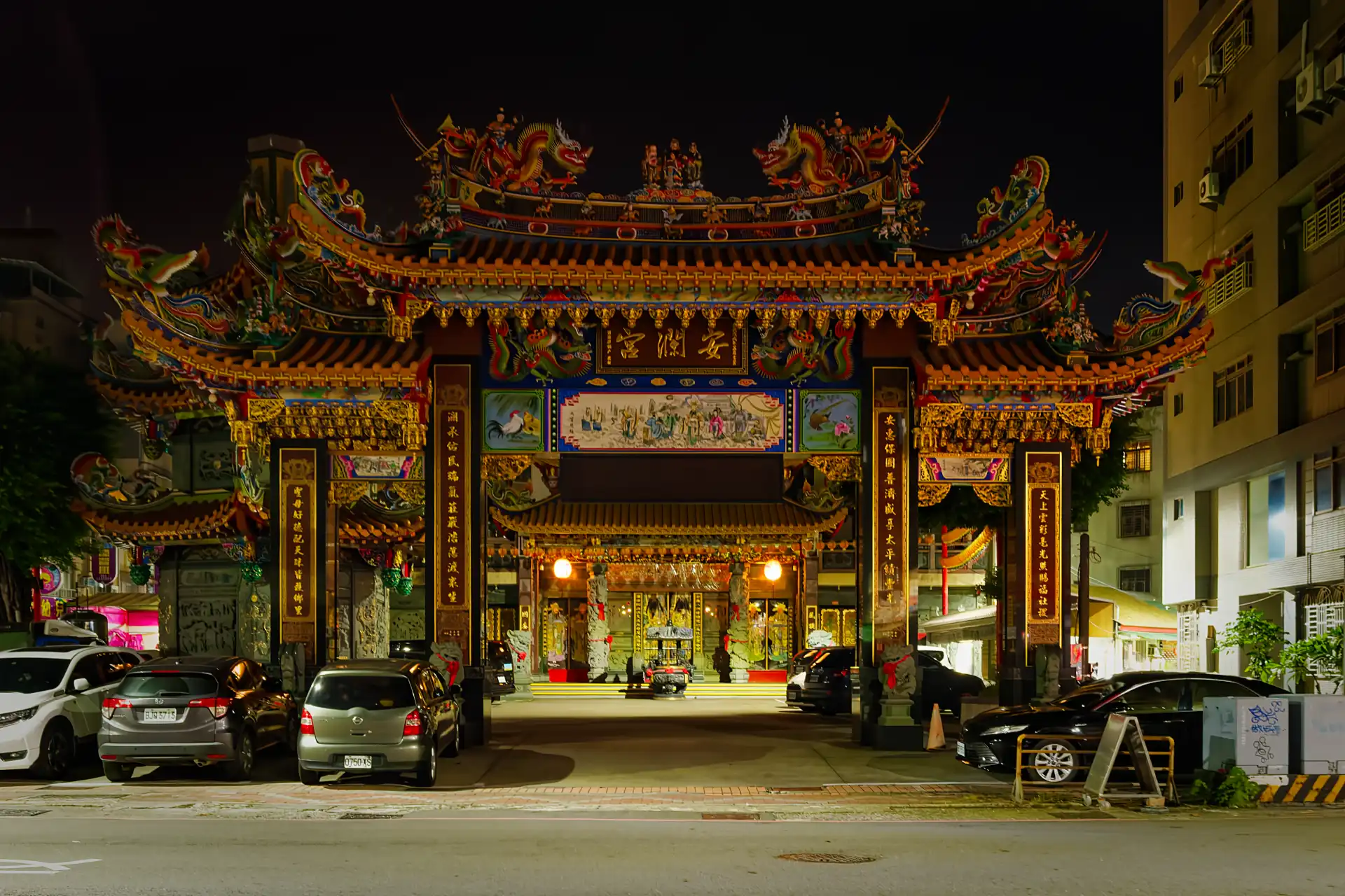 Lingyaliao Anlan Temple at night.