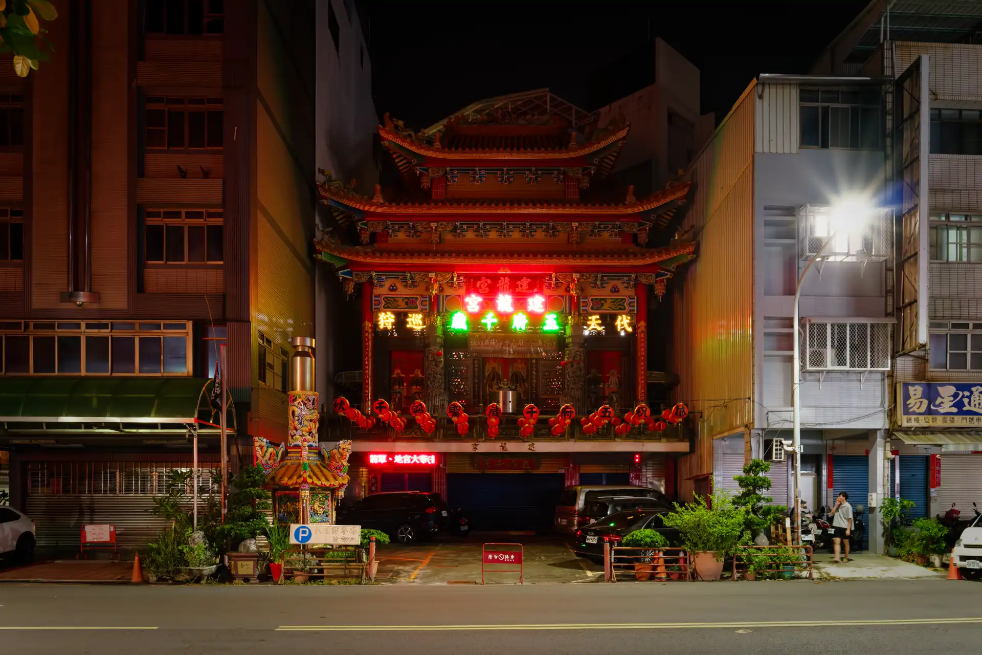 Lingyaliao Jianlong Temple at night.