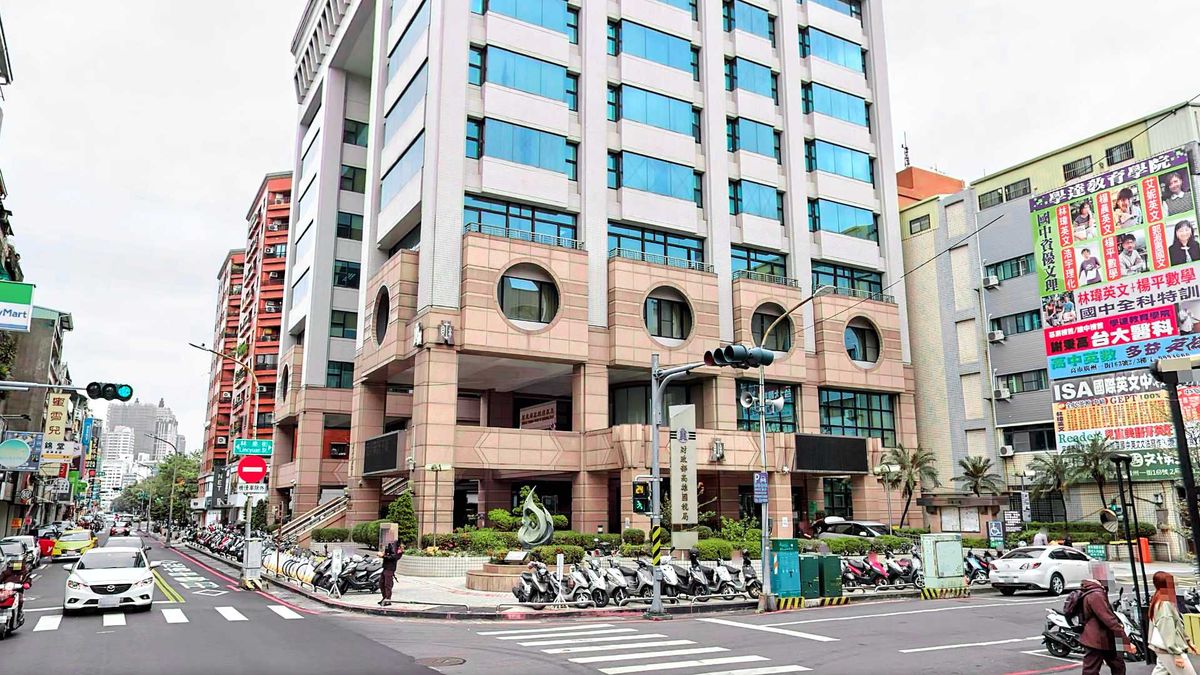 Apple Maps street view of an office tower containing the National Taxation Bureau of Kaohsiung.