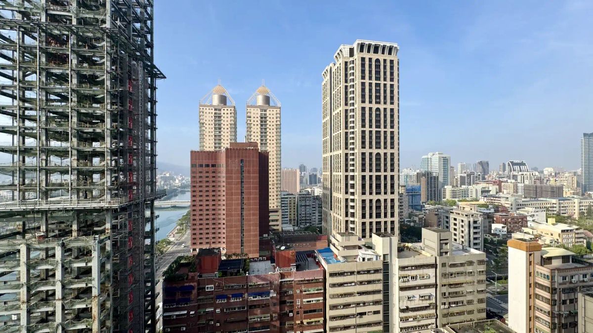 Wide-angle photo, taken from a high floor, of medium- and high-rise apartment buildings in Cianjin District, Kaoshiung, Taiwan.