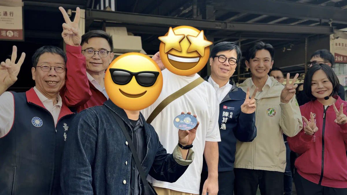 Five politicians, including Kaohsiung mayor Chen Chi-Mai, pose with two members of the public.