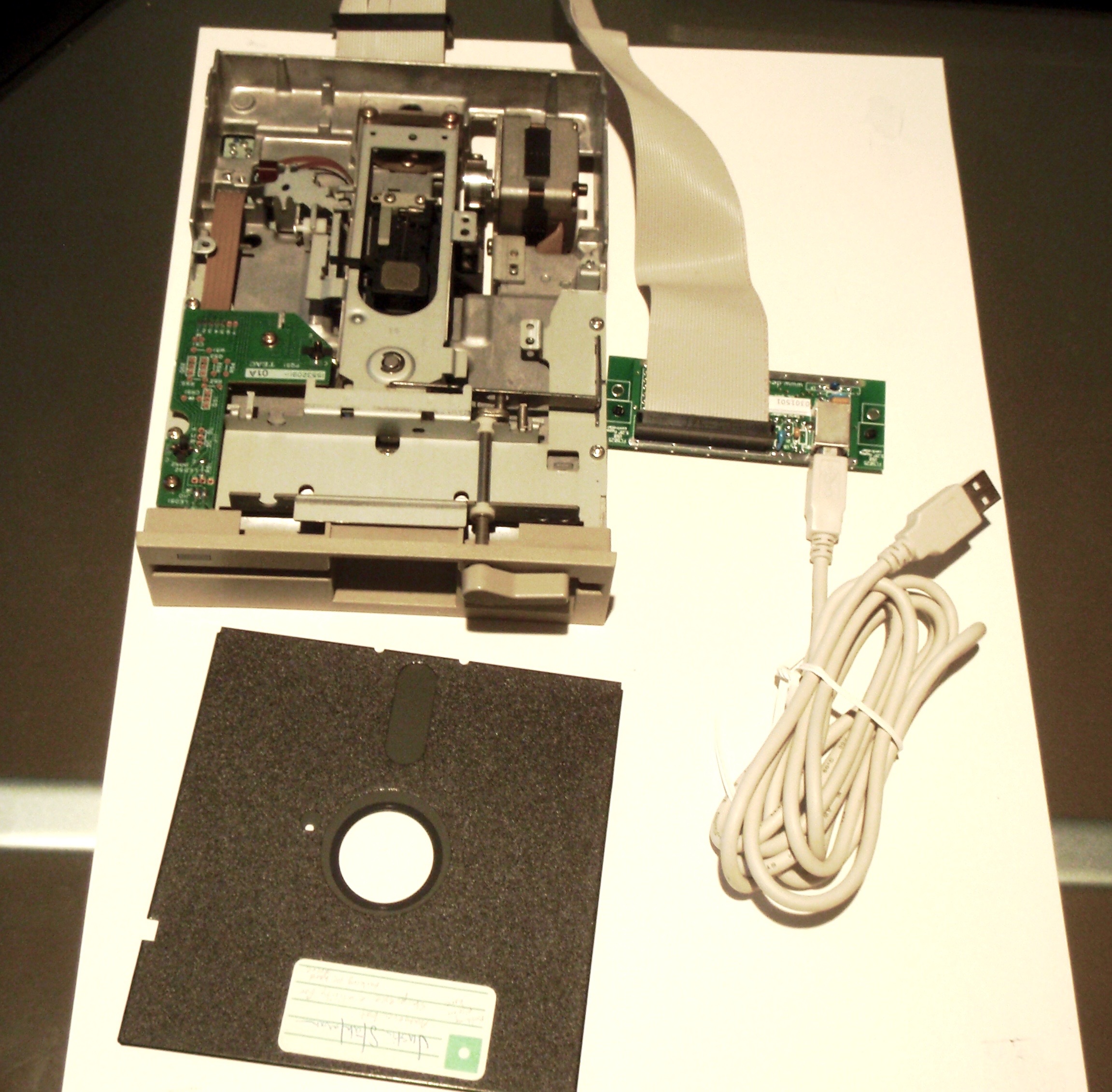 USB branché à un lecteur de disquettes 5,25 pouces TEAC FD-55GFR