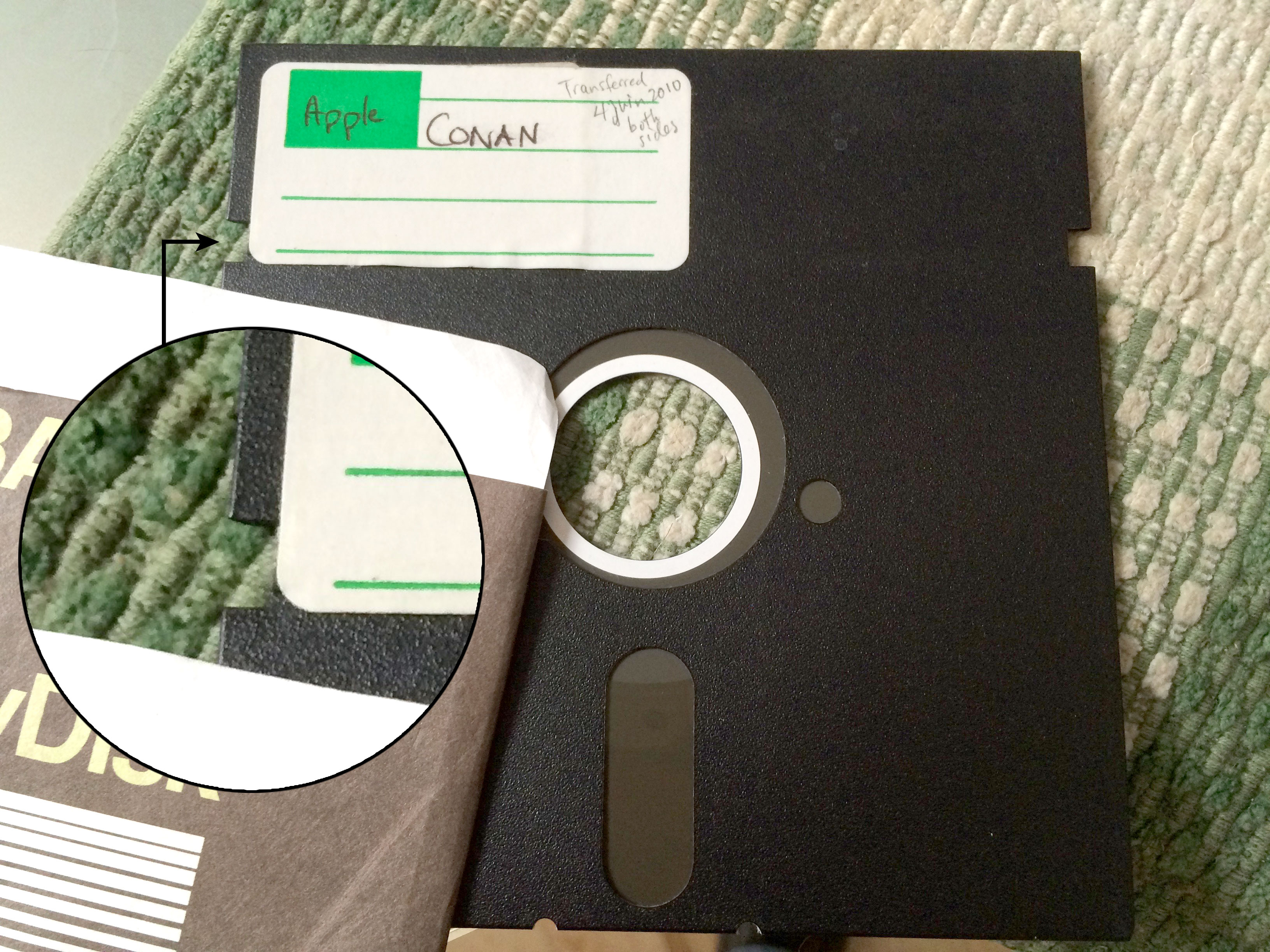 entaille sur la côté gauche de la disquette