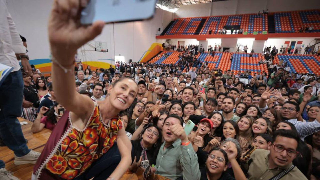 claudia sheinbaum con estudiantes