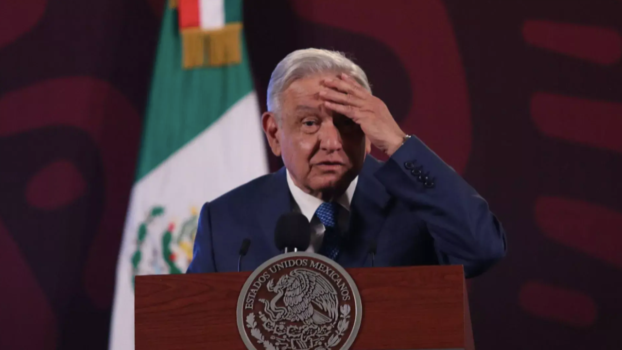 AMLO descalificó las afirmaciones, resaltando la falta de pruebas y etiquetando la información como noticias falsas