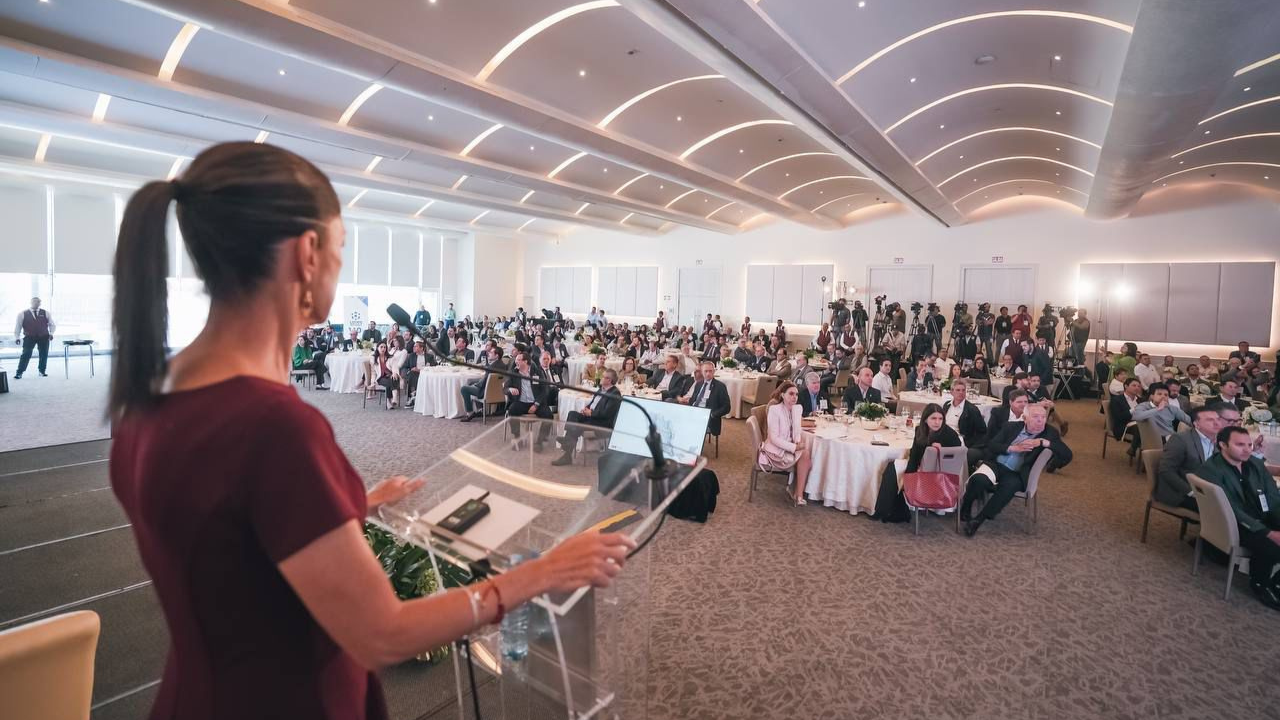 Sheinbaum presenta estrategia de desarrollo ante empresarios de Nuevo León