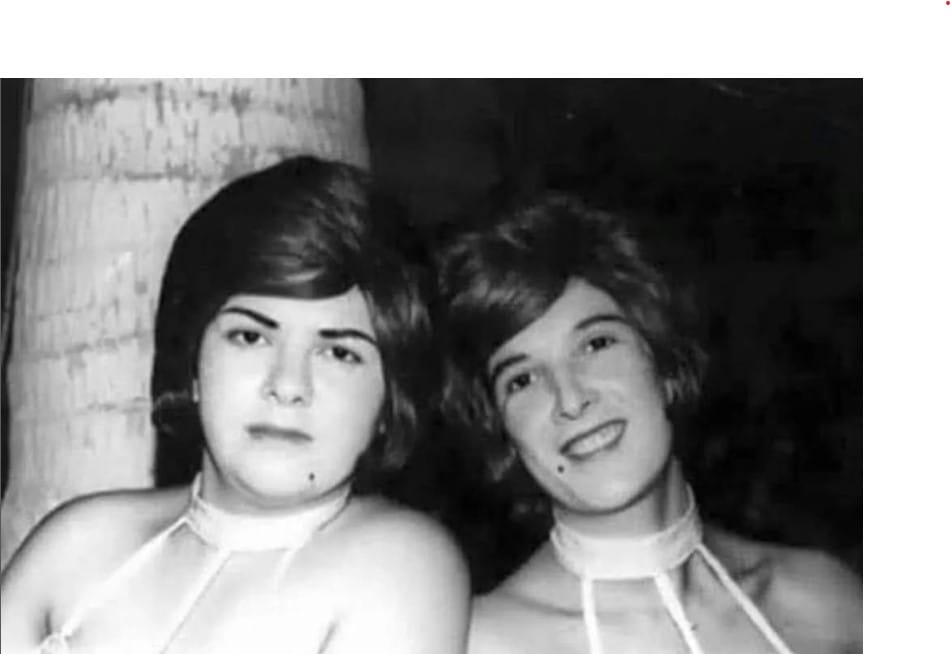 Paquita con su hermana Viola.