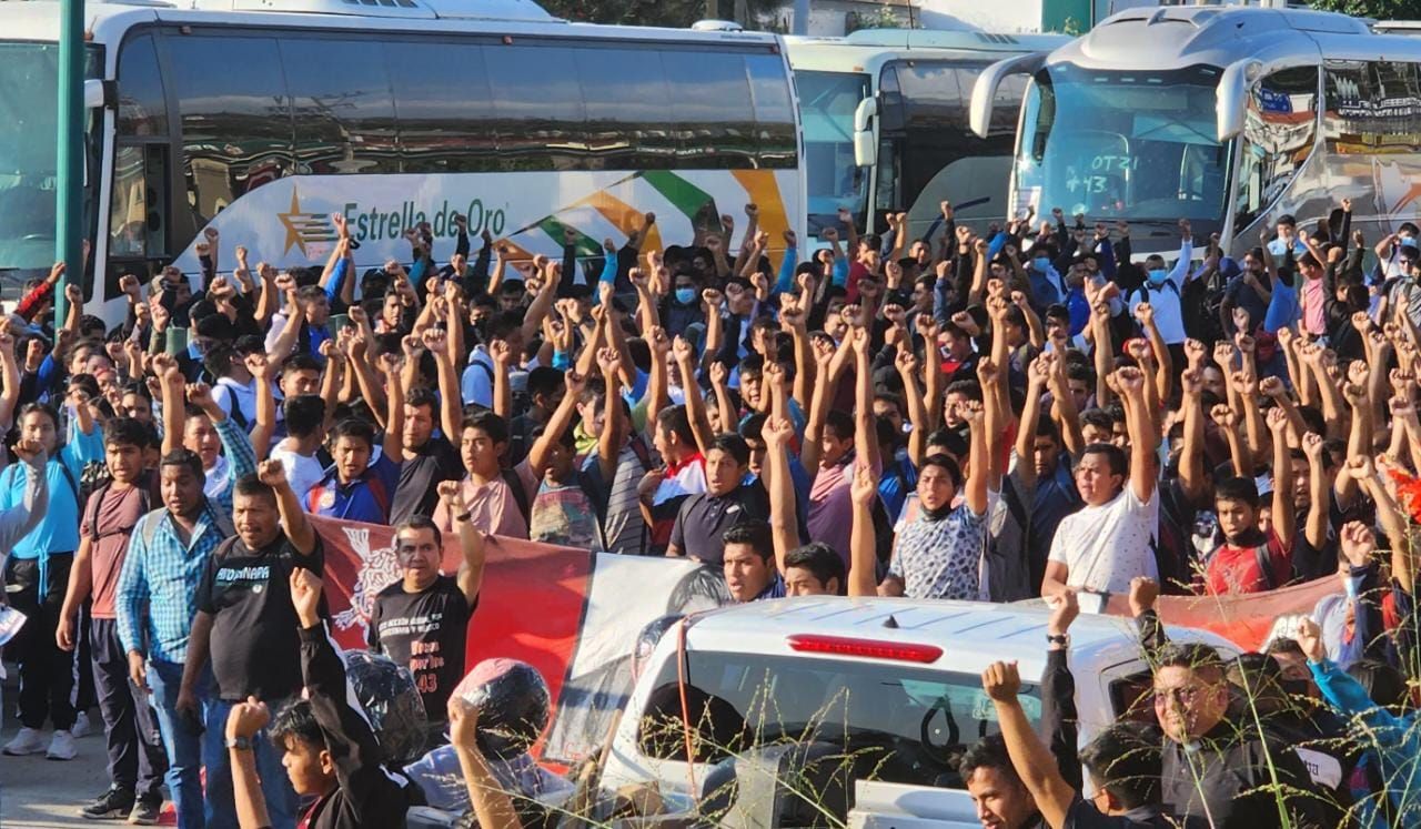 Estudiantes normalistas de Ayotzinapa, acusaron al comandante regional de la Policía Estatal de atentar contra sus vidas
