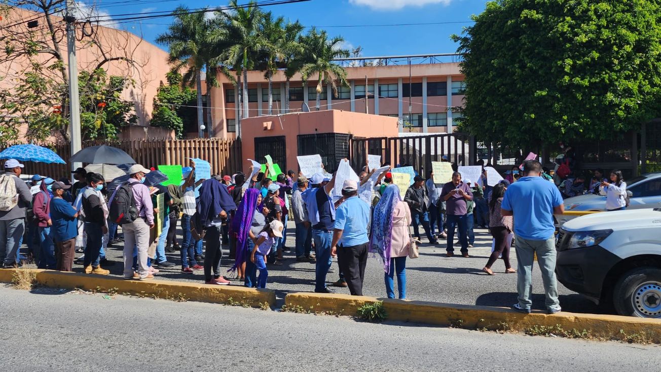 Representantes de 14 planteles del UCOBI protestan en el Congreso de Guerrero
