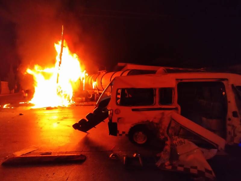 Se incendia pipa en Ecatepec tras accidente vial