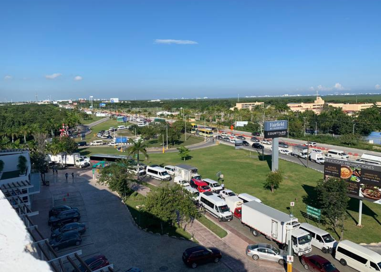 Generan obras viales retrasos de vuelos en Cancún