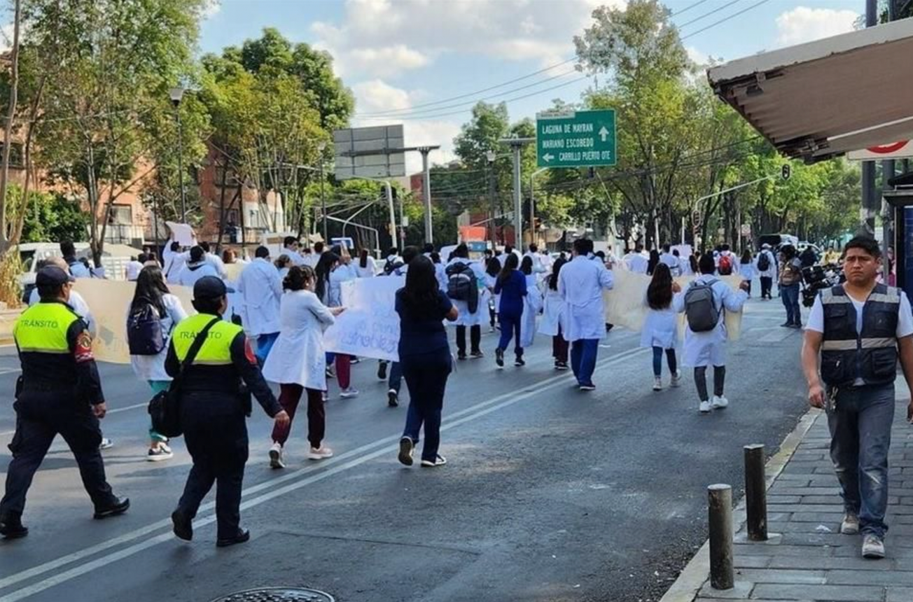 Protestan médicos de Pemex por falta de aguinaldo