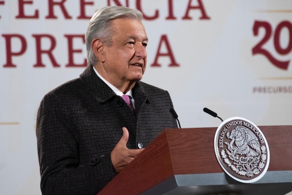 Pide AMLO a UNAM resolver plagio de tesis de Yasmín Esquivel