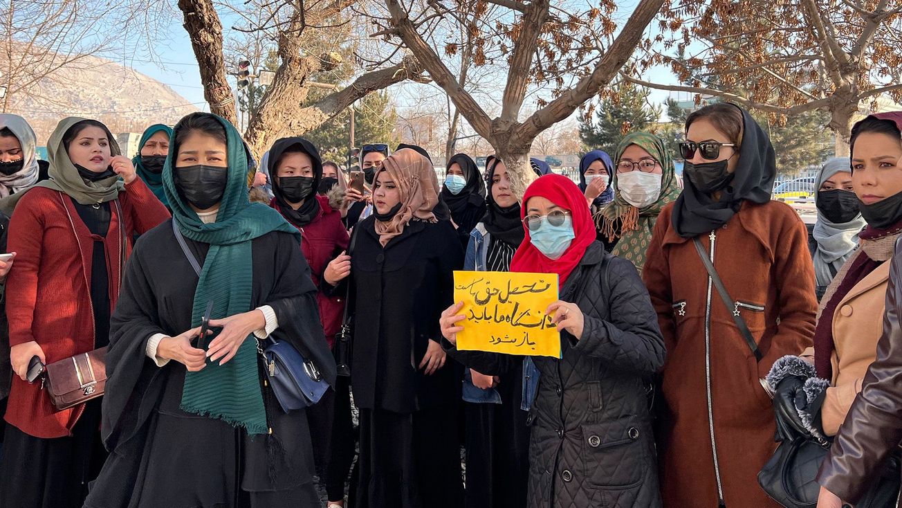 Protestan mujeres afganas contra la prohibición de estudiar la universidad